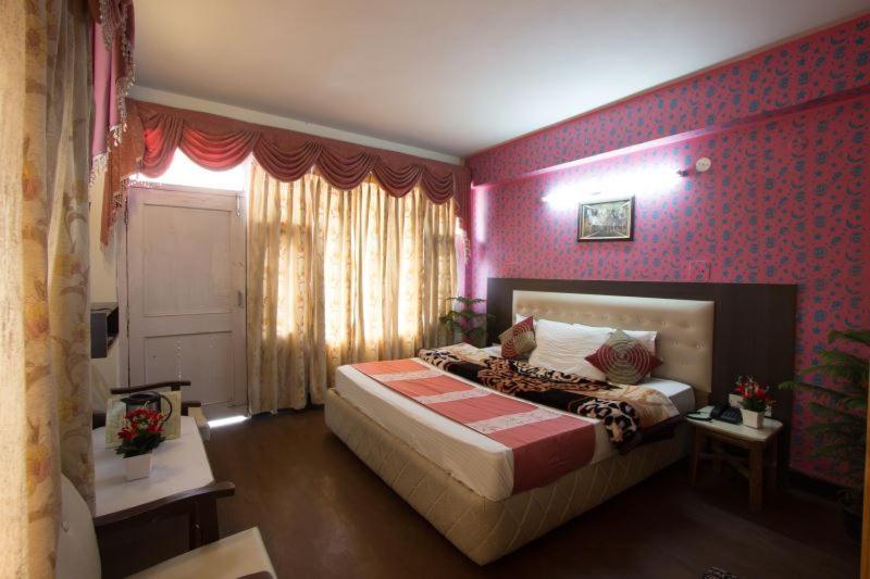 Utsav Hotell Manāli Exteriör bild